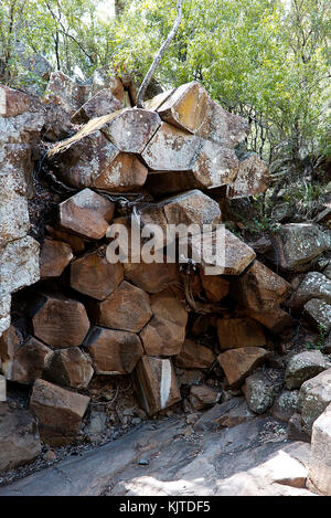 Les roches sciés se trouve à 40 mètres de la falaise de basalte avec perpendiculaire de forme octogonale de rochers, ressemblant à un gigantesque série de tuyaux d'orgue. Banque D'Images