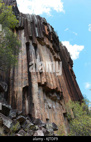 Les roches sciés se trouve à 40 mètres de la falaise de basalte avec perpendiculaire de forme octogonale de rochers, ressemblant à un gigantesque série de tuyaux d'orgue. Banque D'Images