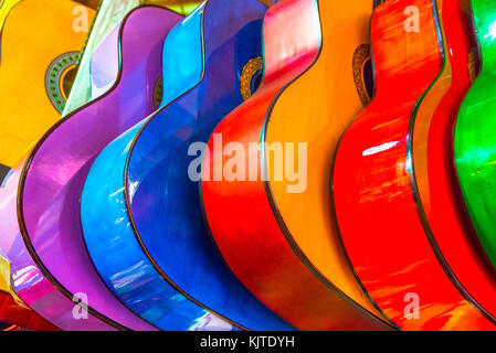 De nombreux classiques guitares en bois coloré accroché sur le mur de store showroom, motif à Istanbul grand bazar Banque D'Images