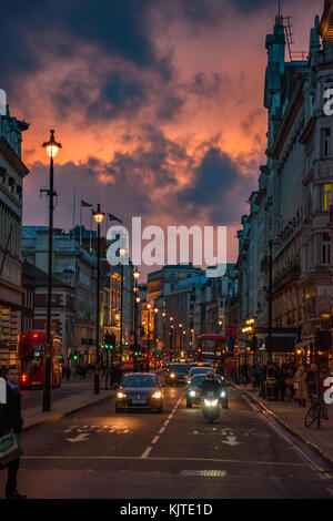 Paysage urbain magnifique vue depuis le centre de Londres. le trafic à picadilly circus square contre un lourd ciel nuageux. Photographie de rue dans un jour de pluie, Londres Banque D'Images