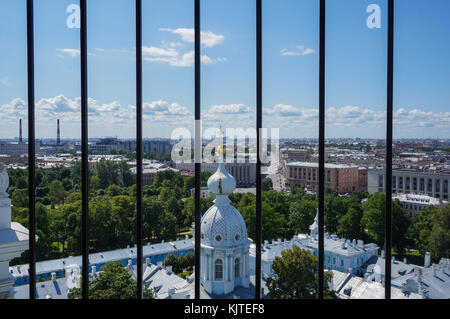 Avis sur l'smol'nyy sobor et la ville de Saint Pétersbourg à travers les barreaux de sécurité Banque D'Images