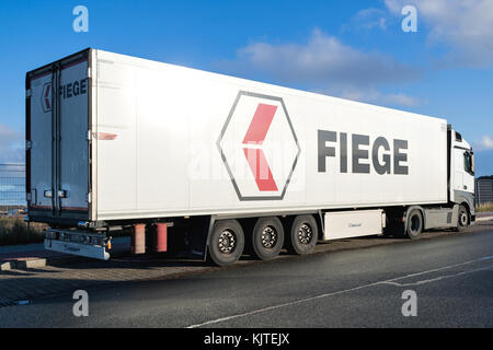 Fiege camion semi-remorque. le groupe fiege logistique est un leader européen de l'entreprise qui se spécialise dans les solutions de chaîne d'approvisionnement efficace. Banque D'Images