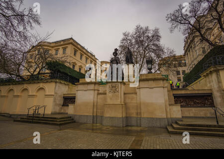 Statue commémorative à la reine Elizabeth (la reine mère) et le roi George VI. Les statues sont situés dans le centre commercial près de Royal College of Pathologists. Banque D'Images