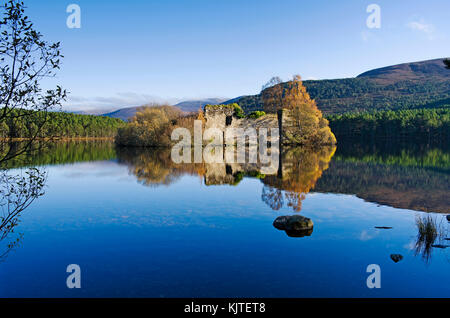 Loch an Eilein, Rothiemurchus, Cairngorms, Highlands écossais, au Royaume-Uni. L'ancien château de l'île en ruine reflétée dans le loch sur une belle journée d'automne calme. Banque D'Images