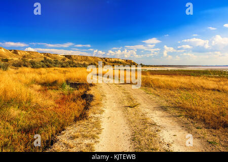 Odessa, estuaire kuyalnik, la mer salée, de la route et rochers Banque D'Images