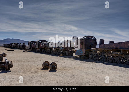 Photo prise en août 2017 à Uyuni en Bolivie, Amérique du Sud : Rusty en train Uyuni cimetière. Banque D'Images