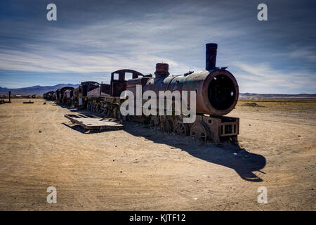 Photo prise en août 2017 à Uyuni en Bolivie, Amérique du Sud : Rusty en train Uyuni cimetière. Banque D'Images