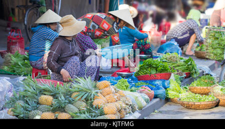 Saigon, Vietnam - juin 2017 : asian street food market, Saigon, Vietnam. Banque D'Images