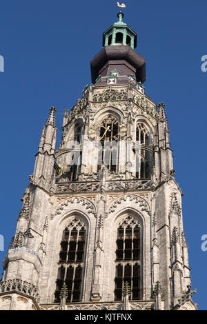 La tour de l'église notre-Dame (onze Lieve Vrouwekerk) à Breda, aux pays-Bas. Banque D'Images