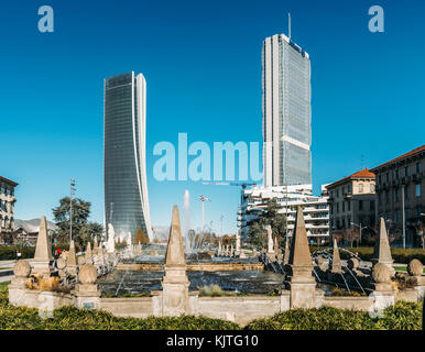 L'Italie, Lombardie, milan, Skyline hadid gauche tour appelée lo droit storto allianz tour appelée il dritto Banque D'Images