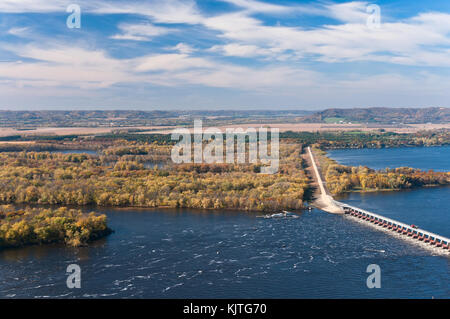 Donnant sur la rivière du Mississippi et de l'eau dormante à l'écluse et barrage de buena vista 4 city park près de alma au Wisconsin Banque D'Images