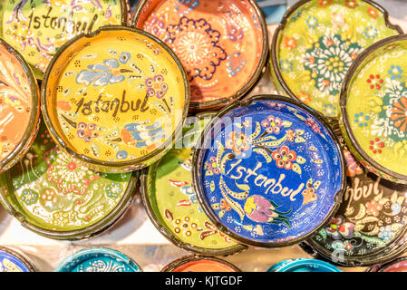 Collection de céramique traditionnelle turque en vente au Grand Bazar à Istanbul, Turquie. Souvenirs de céramique colorée. Banque D'Images