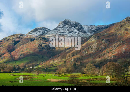 Les Langdale Pikes dans le district des lacs avec une couverture de neige. Banque D'Images