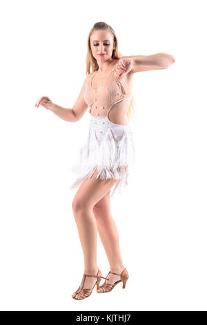 Femme habile danseur latino déménagement arms souriant et regardant vers le bas. plein longueur du corps portrait isolé sur fond blanc studio. Banque D'Images