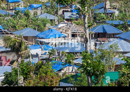 Les hommes travaillant sur village de bonbon maisons Haïti après l'ouragan matthew détruit en octobre 2016. Banque D'Images