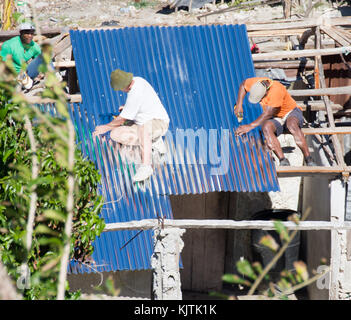 Les hommes travaillant sur village de bonbon maisons Haïti après l'ouragan matthew détruit en octobre 2016. Banque D'Images