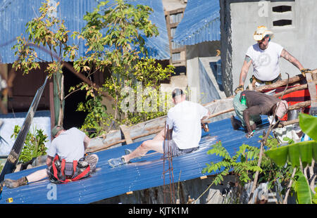 Les hommes travaillant sur village de bonbon maisons Haïti après l'ouragan matthew détruit en octobre 2016. Banque D'Images