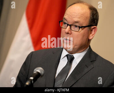 NEW YORK, NY - DÉCEMBRE 14 : le Prince Albert II de Monaco (L) rencontre Ban Ki-moon, Secrétaire général des Nations Unies, aux Nations Unies le 14 décembre 2015 à New York. Personnes : Prince Albert II de Monaco Banque D'Images