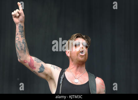 ROYAUME-UNI - 2012: Groupe de rock américain Eagles of Death Metal en 2012 au Royaume-Uni personnes: Jesse Hughes Banque D'Images