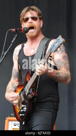 ROYAUME-UNI - 2012: Groupe de rock américain Eagles of Death Metal en 2012 au Royaume-Uni personnes: Jesse Hughes Banque D'Images