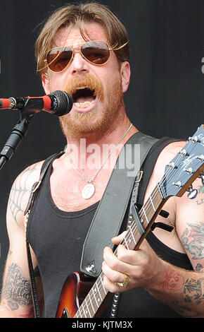 ROYAUME-UNI - 2012: Groupe de rock américain Eagles of Death Metal en 2012 au Royaume-Uni personnes: Jesse Hughes Banque D'Images