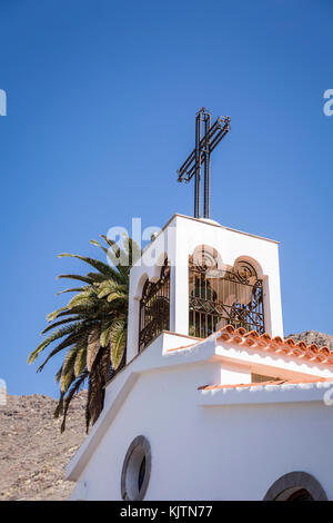 Croix en fer forgé au sommet du clocher de l'église à Los Gigantes, Tenerife, Canaries, Espagne Banque D'Images