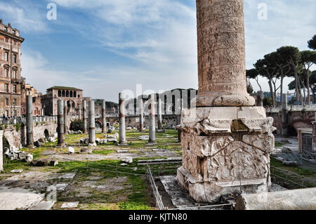 La colonne Trajane une colonne triomphale romaine à Rome, Italie Banque D'Images