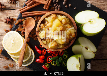 Sauce indienne épicée - chutney de pommes avec le citron close-up dans un bol sur la table. haut horizontale Vue de dessus Banque D'Images