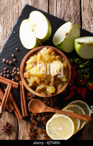 Sauce indienne épicée - chutney de pommes avec le citron close-up dans un bol sur la table. vertical haut Vue de dessus Banque D'Images
