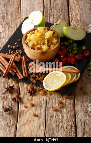 Indian chutney de pommes avec des ingrédients close-up dans un bol sur la table verticale. Banque D'Images