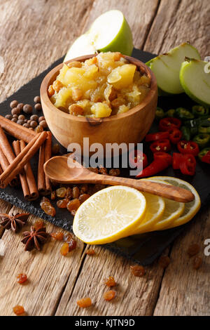 La cuisine indienne : chutney de pommes avec le citron et les épices close-up dans un bol sur la table verticale. Banque D'Images