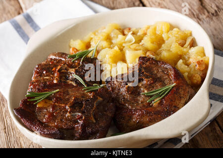 Cuisine indienne : steak d'agneau épicé et chutney de pommes close-up dans un bol sur la table horizontale. Banque D'Images