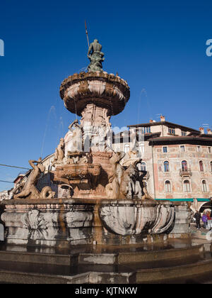 Fontaine de Neptune de la place de la cathédrale, Trento, Italie. Banque D'Images