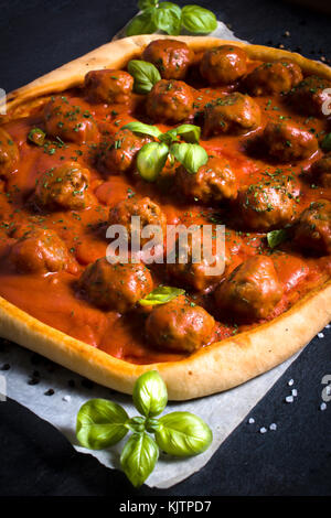 Feuilletée farcie avec une sauce tomate et boulettes, selective focus Banque D'Images