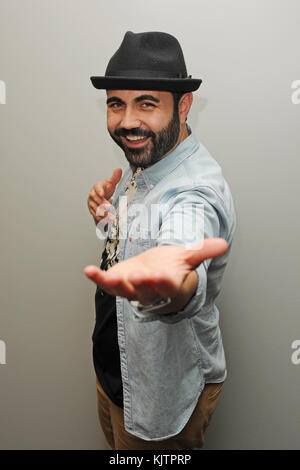 FORT LAUDERDALE, FL - OCTOBRE 04 : Enrique Santos pose pour un portrait à iHeart Latino le 4 octobre 2016 à Fort Lauderdale, Floride. Les gens : Enrique Santos Banque D'Images