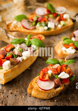 Focus sélectif à l'avant avec bruschetta de légumes et bacon Banque D'Images