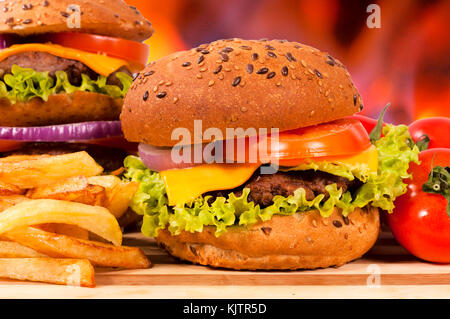 Selective focus sur le droit petit cheeseburger Banque D'Images