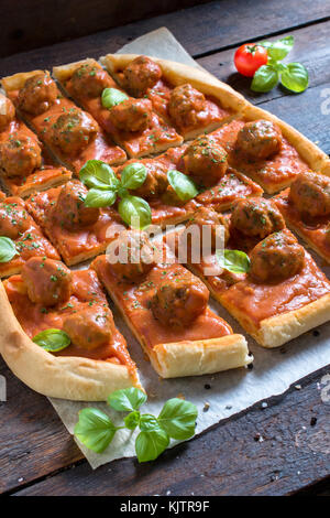 Servi des boulettes de viande et de la sauce tomate en pâtisserie, selective focus Banque D'Images