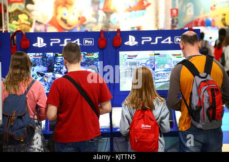 Nadarzyn, Pologne. 25Th nov, 2017. deuxième comic con de Varsovie (numéro d'automne) visité par des milliers de fans de la culture pop. des costumes et des jeux de l'exposition à la gare de surface d'exposition de ptak. crédit : madeleine lenz/pacific press/Alamy live news Banque D'Images