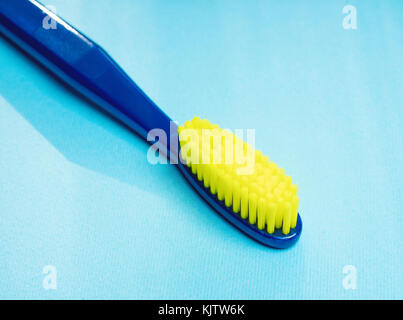 Brosse à dents sur un fond bleu Banque D'Images