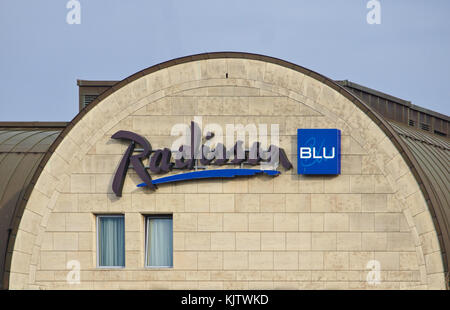 Brême, Allemagne - 23 novembre 2017 - Gable of Radisson Blu Hotel avec grand logo de la société Banque D'Images