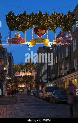 Londres, UK - Novembre 24th, 2017 : les lumières de Noël sur Seven Dials ; ses feux sont affichés sur la mode du centre de Londres. Banque D'Images