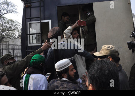 Lahore, Pakistan. 25Th nov, 2017 L'arrestation des responsables de la sécurité pakistanaise. les travailleurs de Tehreek-i-labaik yah rasool allah pakistan (tlyrap) groupe religieux pendant qu'ils étaient crier des slogans contre le gouvernement pendant une manifestation à Lahore le 25 novembre 2017. Les forces pakistanaises se sont affrontés violemment avec les manifestants religieux extrémiste à Islamabad le 25 novembre, avec au moins 40 personnes ont été tuées, plus de 900 blessés et petites démonstrations de s'étendre à d'autres villes du Pakistan après que la police a réprimé un islamiste sit-in. crédit : rana sajid hussain/pacific press/Alamy live news Banque D'Images