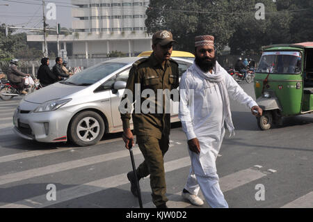 Lahore, Pakistan. 25Th nov, 2017 L'arrestation des responsables de la sécurité pakistanaise. les travailleurs de Tehreek-i-labaik yah rasool allah pakistan (tlyrap) groupe religieux pendant qu'ils étaient crier des slogans contre le gouvernement pendant une manifestation à Lahore le 25 novembre 2017. Les forces pakistanaises se sont affrontés violemment avec les manifestants religieux extrémiste à Islamabad le 25 novembre, avec au moins 40 personnes ont été tuées, plus de 900 blessés et petites démonstrations de s'étendre à d'autres villes du Pakistan après que la police a réprimé un islamiste sit-in. crédit : rana sajid hussain/pacific press/Alamy live news Banque D'Images