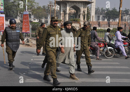 Lahore, Pakistan. 25Th nov, 2017 L'arrestation des responsables de la sécurité pakistanaise. les travailleurs de Tehreek-i-labaik yah rasool allah pakistan (tlyrap) groupe religieux pendant qu'ils étaient crier des slogans contre le gouvernement pendant une manifestation à Lahore le 25 novembre 2017. Les forces pakistanaises se sont affrontés violemment avec les manifestants religieux extrémiste à Islamabad le 25 novembre, avec au moins 40 personnes ont été tuées, plus de 900 blessés et petites démonstrations de s'étendre à d'autres villes du Pakistan après que la police a réprimé un islamiste sit-in. crédit : rana sajid hussain/pacific press/Alamy live news Banque D'Images