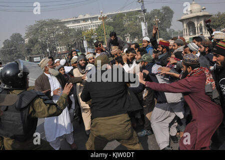 Lahore, Pakistan. 25th novembre 2017. Les responsables de la sécurité pakistanaise ont arrêté les travailleurs du groupe religieux Tehreek-i-Labaik Yah Rasool Allah Pakistan (TLYRAP) pendant qu'ils ont été criés contre le gouvernement lors d'une manifestation à Lahore sur 25 novembre 2017. Les forces pakistanaises ont violemment affronté des manifestants religieux extrémistes à Islamabad sur le 25 novembre, avec au moins 40 personnes tuées, plus de 900 blessées et de petites manifestations se propageant dans d'autres villes du pakistan après que la police a sévi contre un sit-in islamiste. Crédit: Rana Sajid Hussain/Pacific Press/Alay Live News Banque D'Images