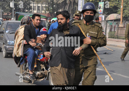 Lahore, Pakistan. 25Th nov, 2017 L'arrestation des responsables de la sécurité pakistanaise. les travailleurs de Tehreek-i-labaik yah rasool allah pakistan (tlyrap) groupe religieux pendant qu'ils étaient crier des slogans contre le gouvernement pendant une manifestation à Lahore le 25 novembre 2017. Les forces pakistanaises se sont affrontés violemment avec les manifestants religieux extrémiste à Islamabad le 25 novembre, avec au moins 40 personnes ont été tuées, plus de 900 blessés et petites démonstrations de s'étendre à d'autres villes du Pakistan après que la police a réprimé un islamiste sit-in. crédit : rana sajid hussain/pacific press/Alamy live news Banque D'Images