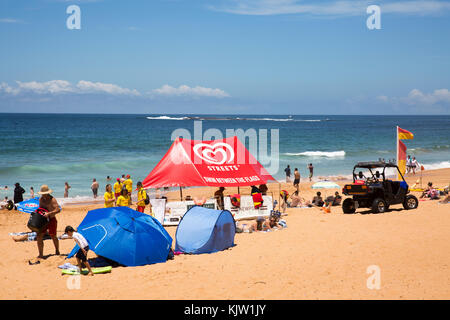 Personnes bronzer et se détendre sur la plage de Newport, qui est l'une des plages du nord de Sydney, Nouvelle Galles du Sud, Australie Banque D'Images