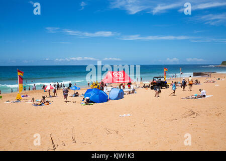 Personnes bronzer et se détendre sur la plage de Newport, qui est l'une des plages du nord de Sydney, Nouvelle Galles du Sud, Australie Banque D'Images