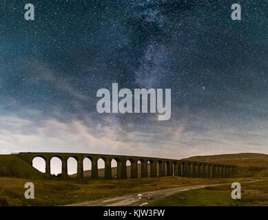 La Voie lactée s'élevant au-dessus de l'historique Viaduc Ribblehead dans Yorkshire du Nord Banque D'Images